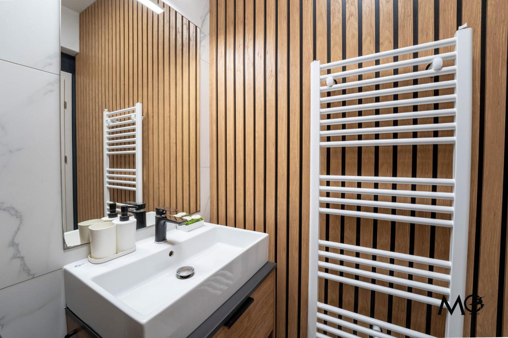 Mohost One - Stylish Retreat With Mountain Views Apartment